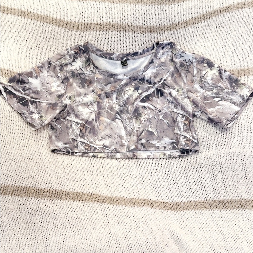 SHEIN Gray and White Graphic Crop T-Shirt